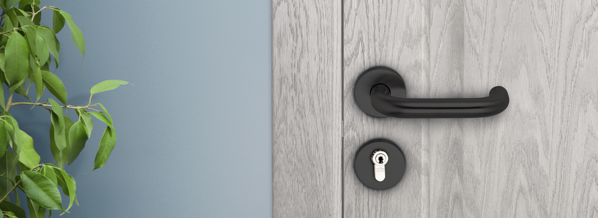 Poignée de porte noire avec serrure à cylindre sur porte en bois