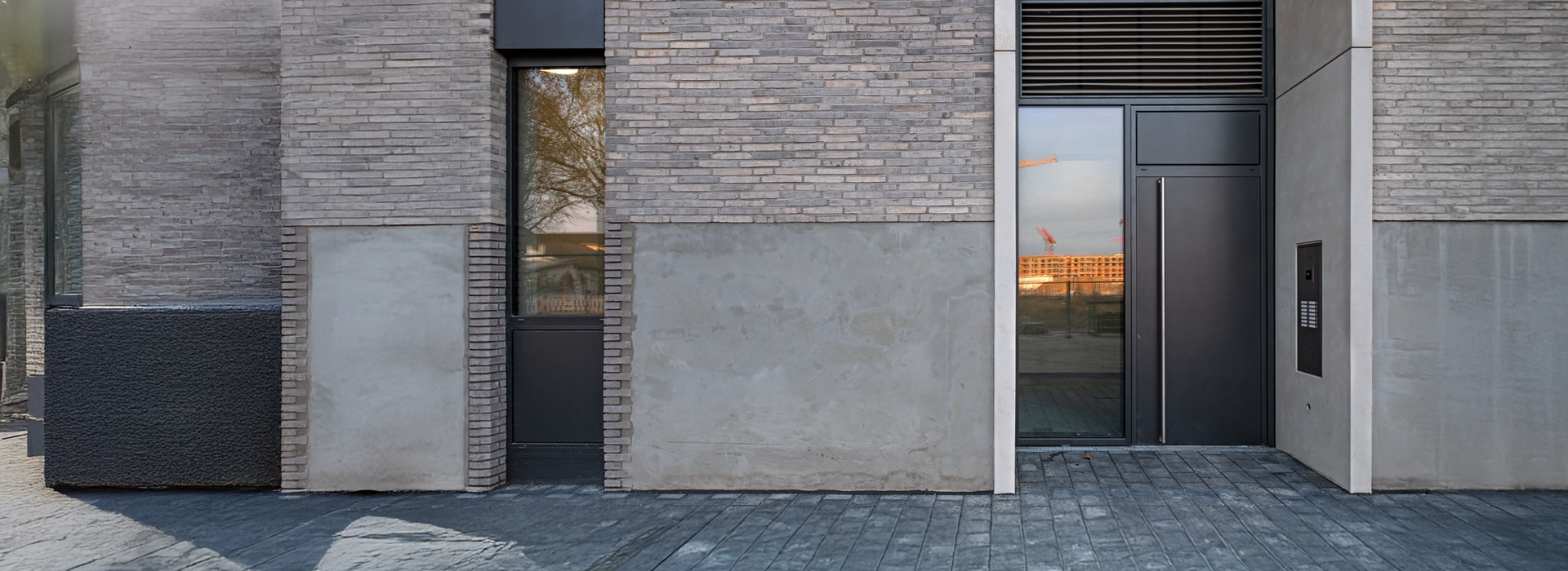 façade de bâtiment moderne avec entrée et fenêtre
gâche électrique