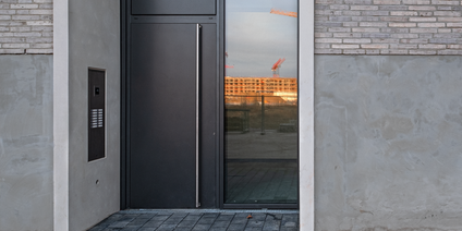 Entrée moderne avec interphone et fenêtre