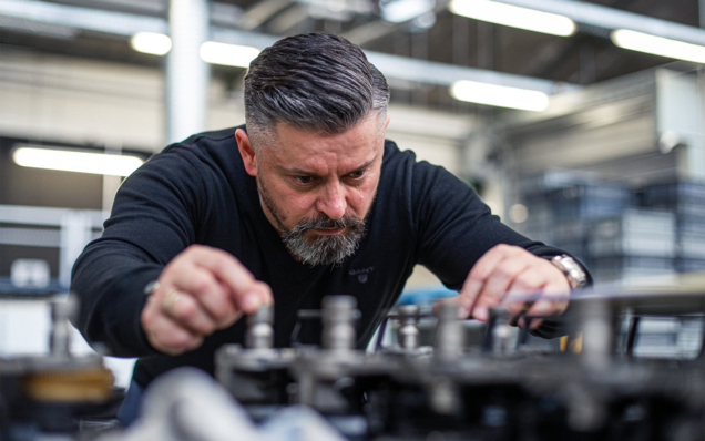 Le spécialiste vérifie la serrure à mortaiser dans l'atelier