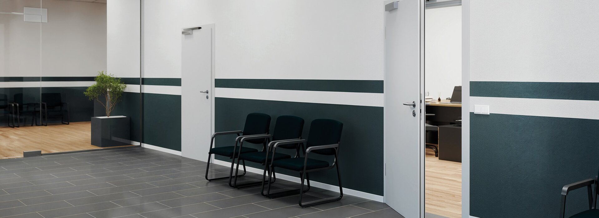 En cas d'alarme, les personnes quittent un immeuble de bureaux par une porte de sortie de secours.