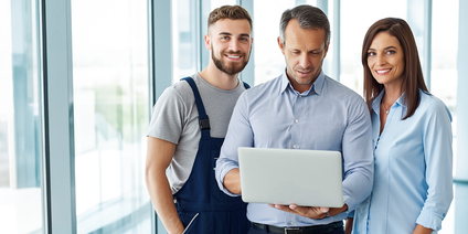 ProPoint
Trois personnes travaillent sur un ordinateur portable