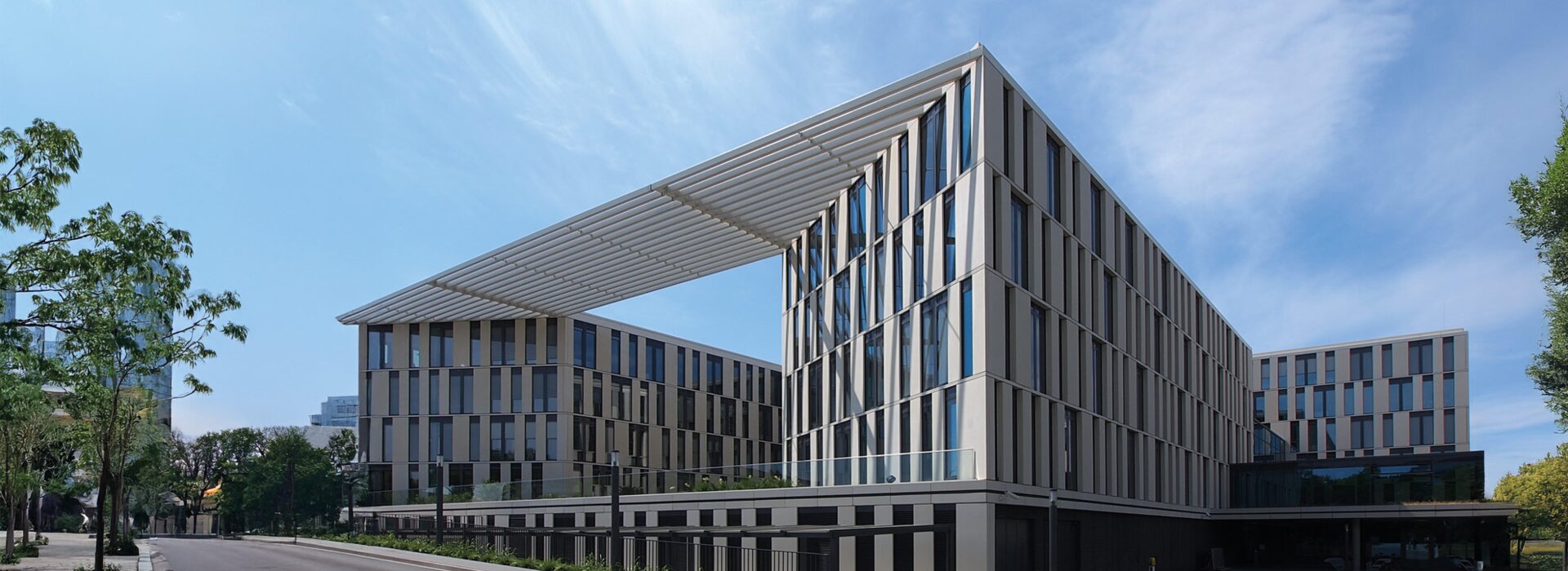 Immeuble de bureaux moderne avec façade vitrée