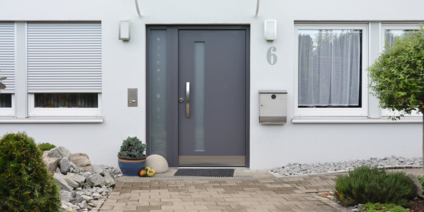Façade d'une maison individuelle avec vue sur la porte d'entrée