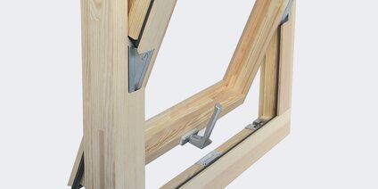 Fenêtre en bois avec ferrure basculante UNITAS en position ouverte