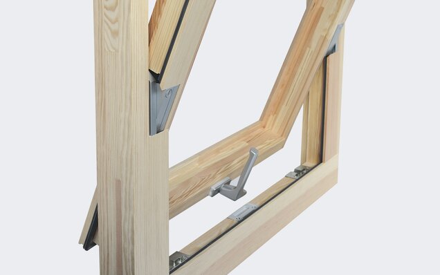Fenêtre en bois avec ferrure basculante UNITAS en position ouverte