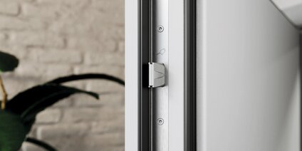 Porte d'entrée d'appartement en PVC avec système de verrouillage GU SECURY MR2, vue détaillée du pêne massif