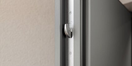 Porte d'entrée d'appartement en bois avec système de verrouillage GU SECURY SH2, vue détaillée du crochet de verrouillage