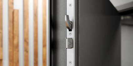 Porte d'entrée d'appartement en métal avec système de verrouillage GU SECURY DR, vue détaillée du double pêne