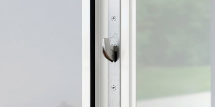 Porte d'entrée en PVC avec système de verrouillage GU SECURY EUROPA SH2, vue détaillée du crochet de verrouillage