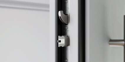 Porte d'entrée en bois avec système de verrouillage GU SECURY Automatic-DR, vue détaillée du pêne double automatique