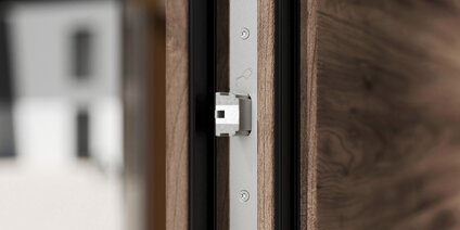 Porte d'entrée de magasin en bois avec système de verrouillage GU SECURY Automatic Panic E, vue détaillée du pêne demi-tour automatique
