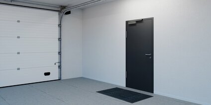 Porte coupe-feu avec points de verrouillage multiples dans un garage moderne avec porte sectionnelle industrielle automatique