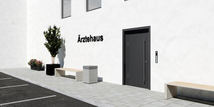 Porte avec verrouillage multipoints motorisé à l'entrée d'un centre médical