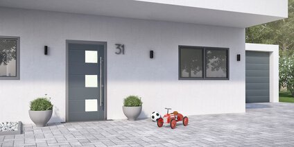 Entrée de maison moderne avec bacs à plantes, porte d'entrée avec verrouillage multipoints