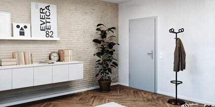 Porte d'entrée d'appartement dans un couloir moderne avec système de verrouillage multipoints à verrouillage manuel