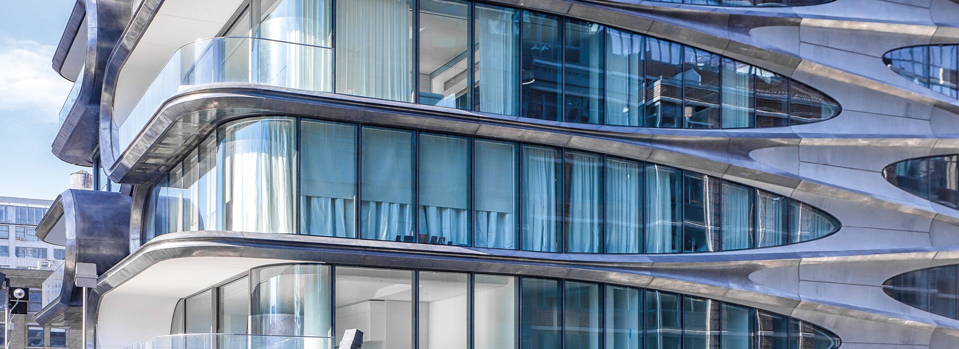façade vitrée organique bâtiment moderne