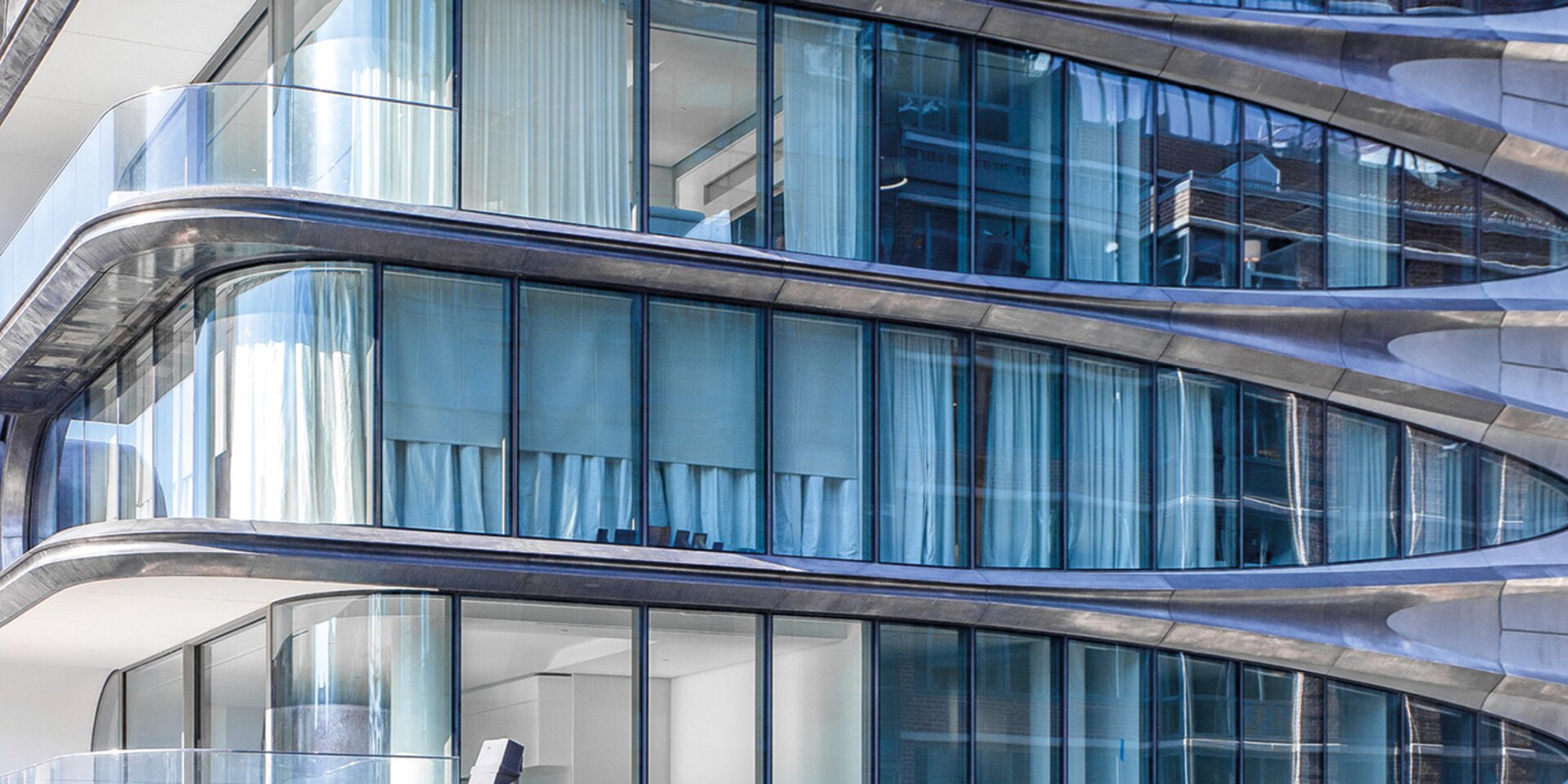 façade vitrée organique bâtiment moderne