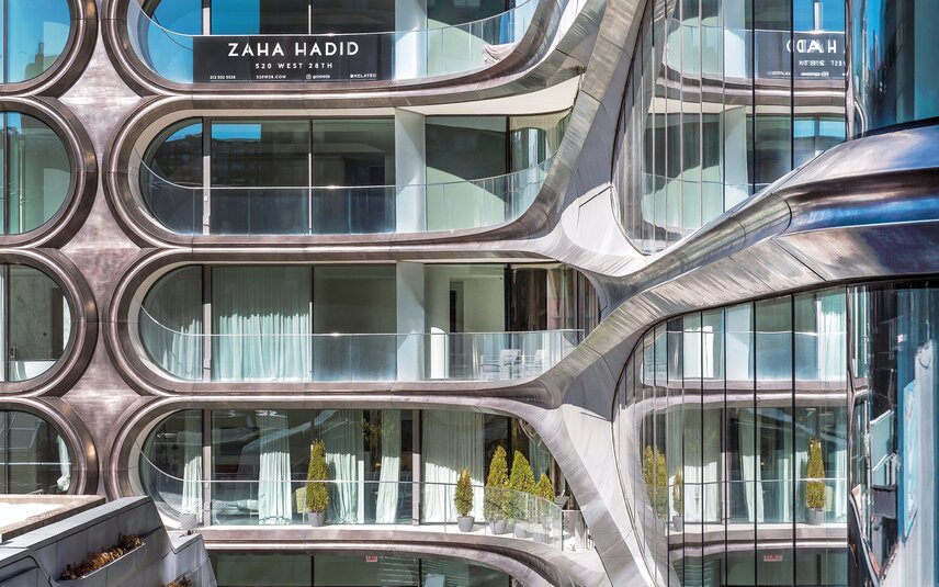 Architecture moderne avec des revêtements métalliques courbes