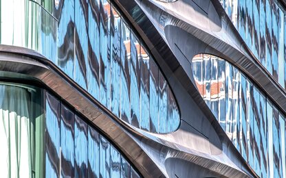 bâtiment à façade en verre et métal courbe