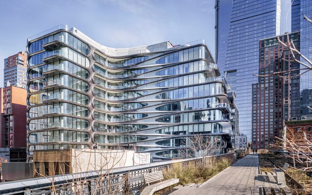 Immeuble de bureaux moderne avec façade en verre