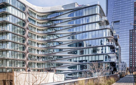 Immeuble de bureaux moderne avec façade en verre