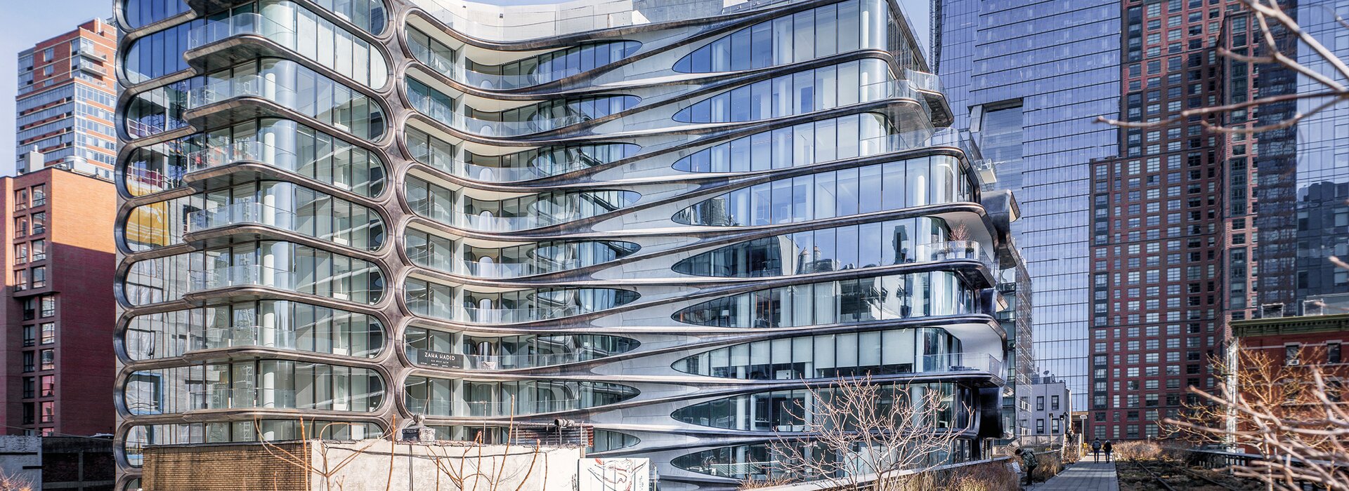 Immeuble de bureaux moderne avec façade en verre