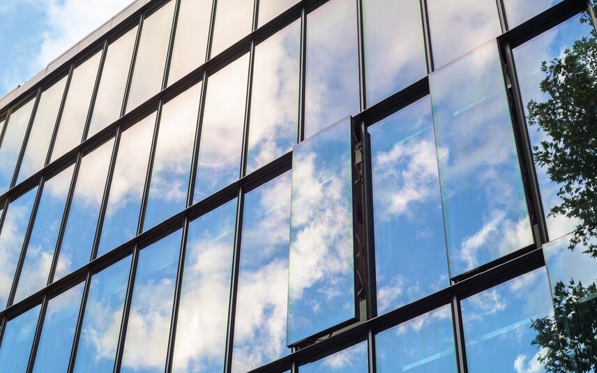 Façade vitrée moderne avec fenêtres à soufflet