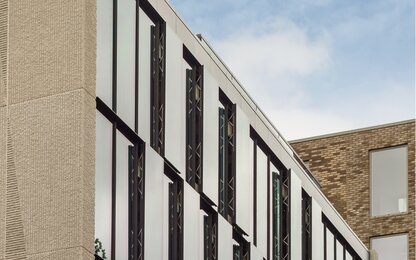Façade moderne avec verre et béton