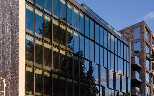 Bâtiment moderne avec façade vitrée et balcon