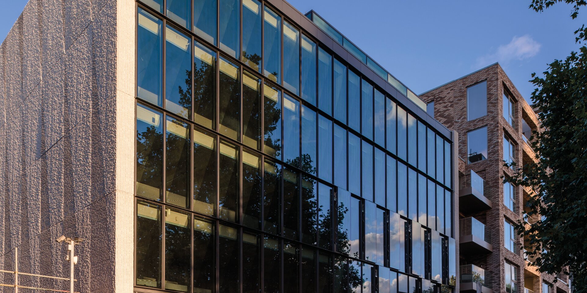 Bâtiment moderne avec façade vitrée et balcon