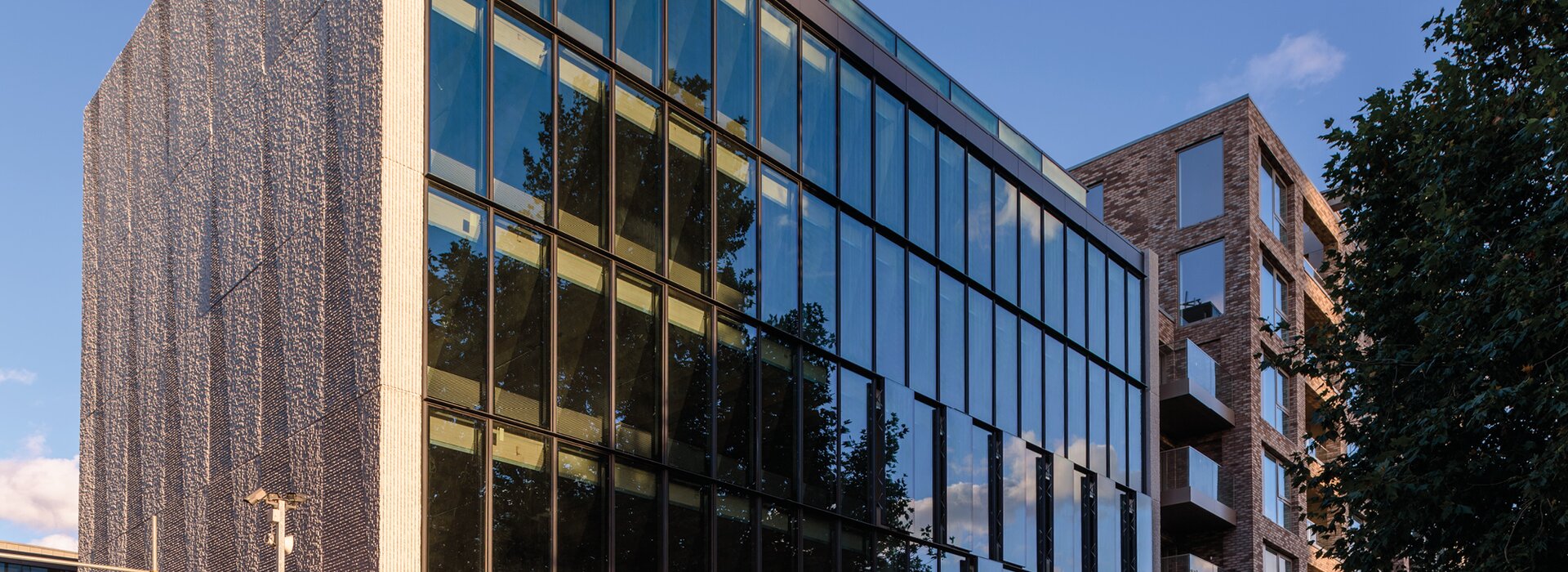 Bâtiment moderne avec façade vitrée et balcon