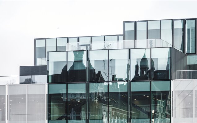 façade vitrée avec reflet de l’architecture historique