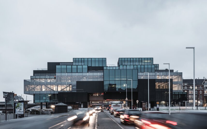 Immeuble de bureaux moderne avec façade en verre