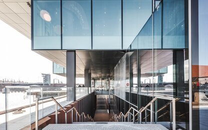 Entrée de bâtiment moderne avec escalier