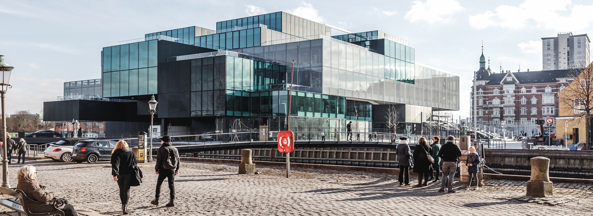 bâtiment moderne avec façade vitrée extérieure