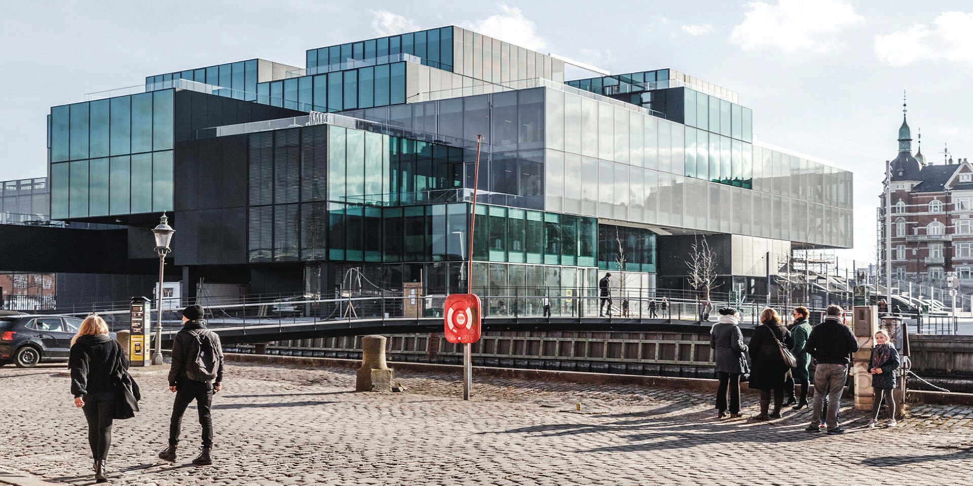 bâtiment moderne avec façade vitrée extérieure