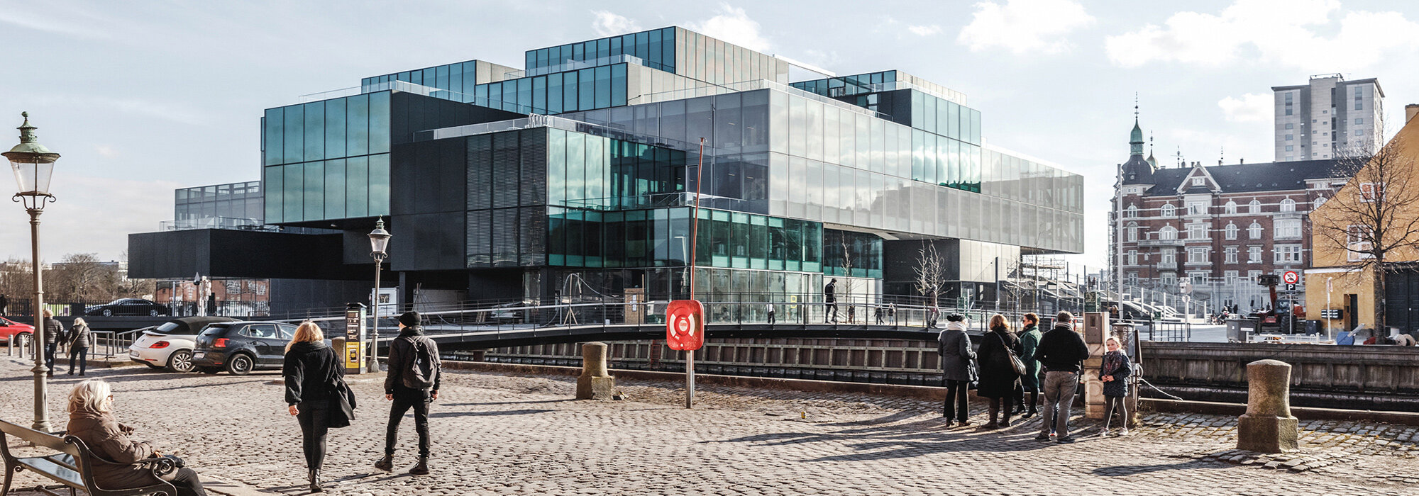 bâtiment moderne avec façade vitrée extérieure