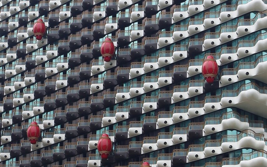 façade avec balcons et lanternes rouges