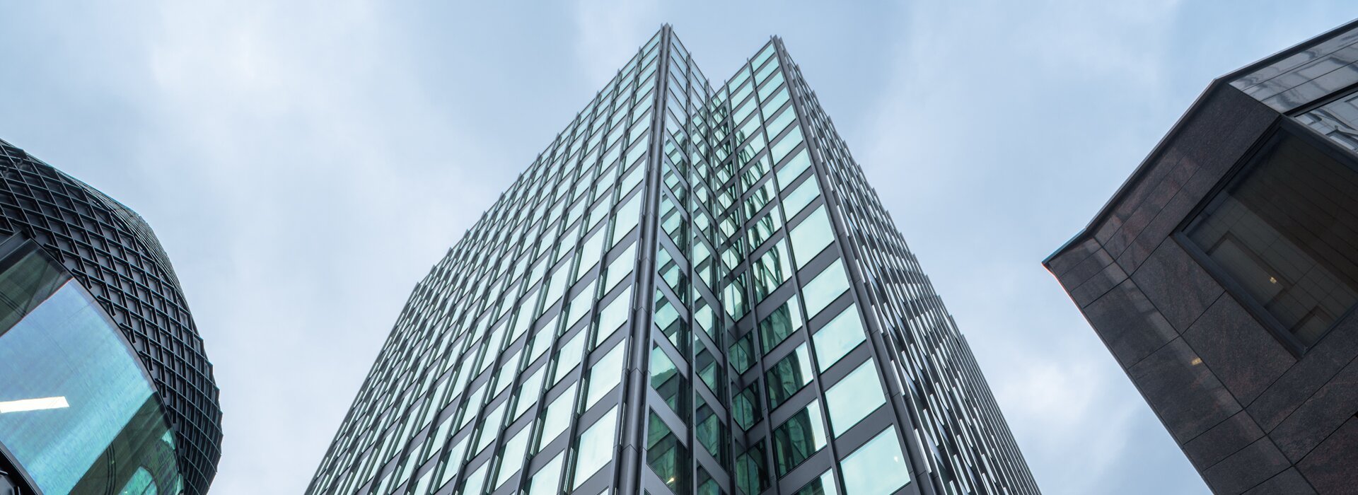 Les immeubles de bureaux tout verre modernes au centre de l'attention