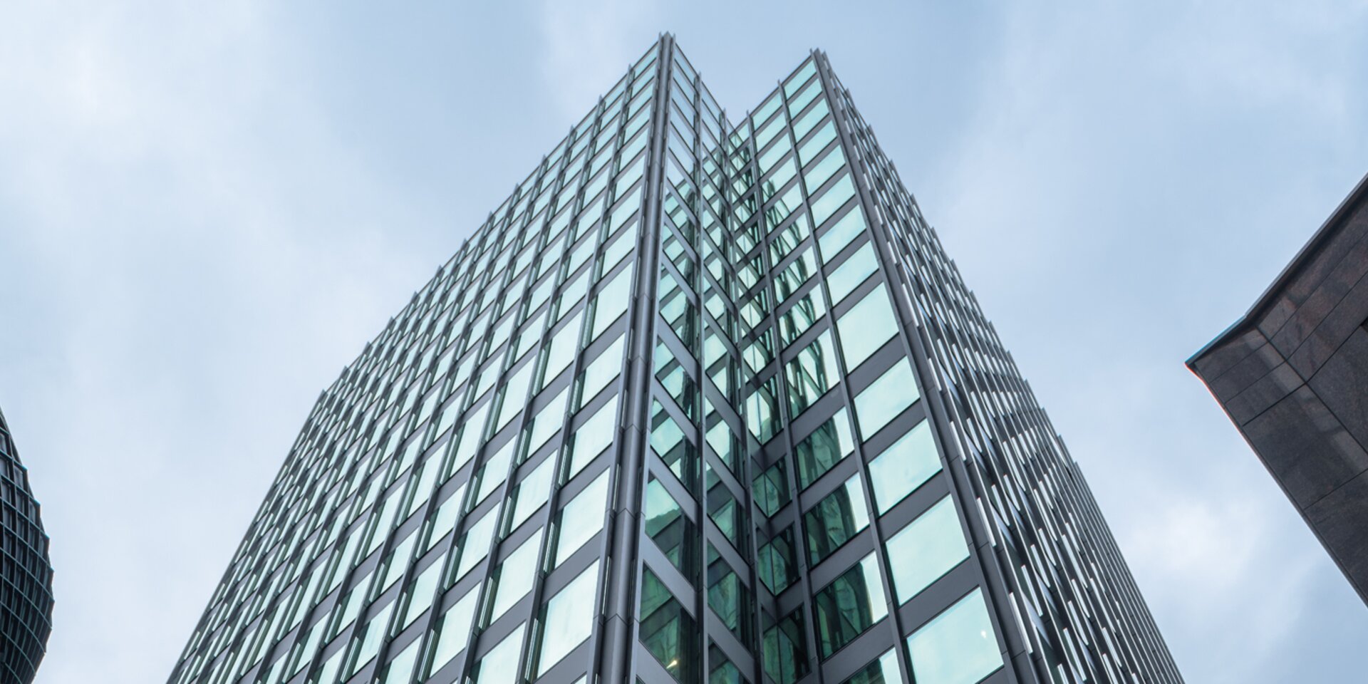 Les immeubles de bureaux tout verre modernes au centre de l'attention