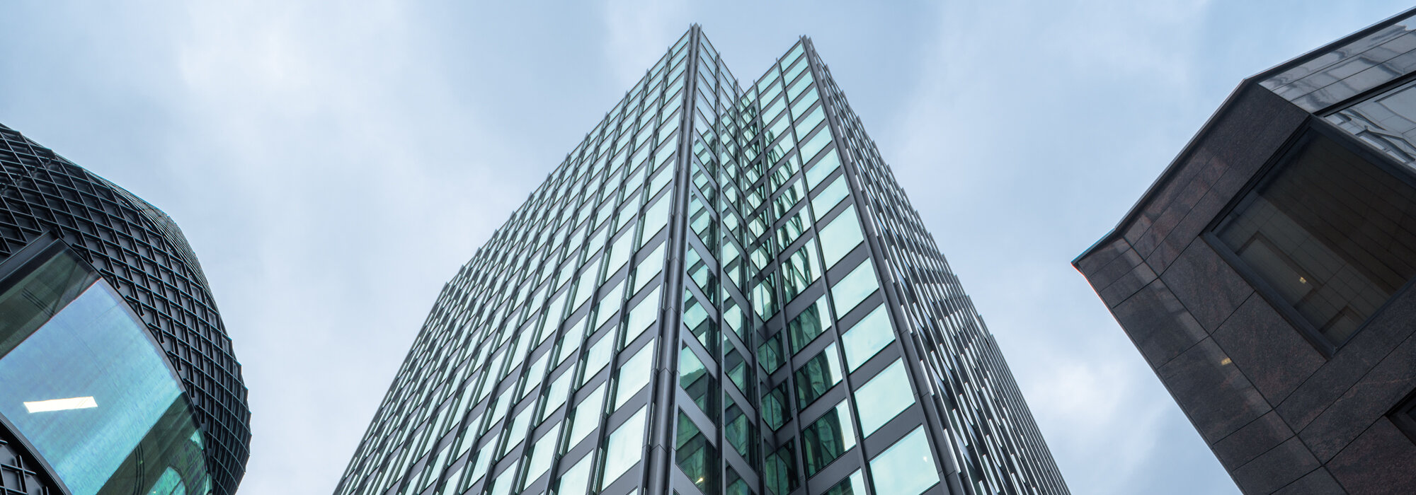 Les immeubles de bureaux tout verre modernes au centre de l'attention