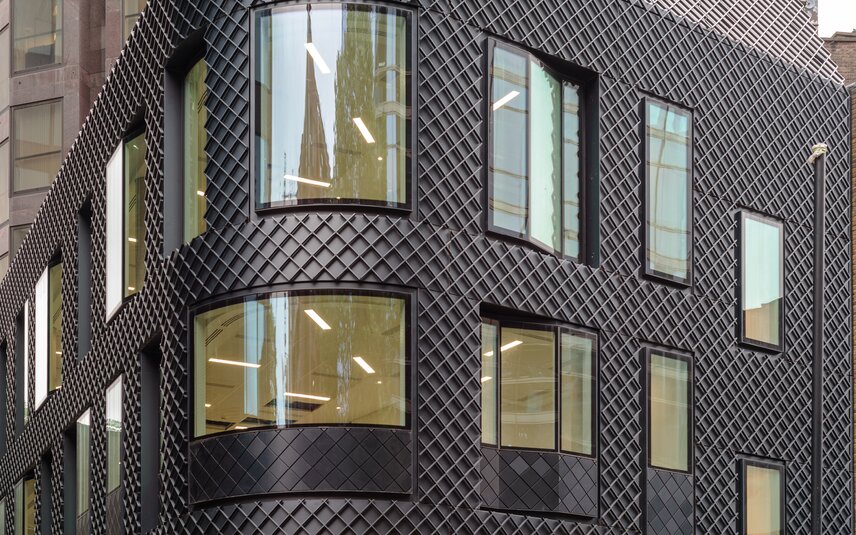 Façade moderne avec de grandes façades vitrées