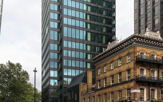 Le bâtiment ancien Albert avec balcons et façades vitrées