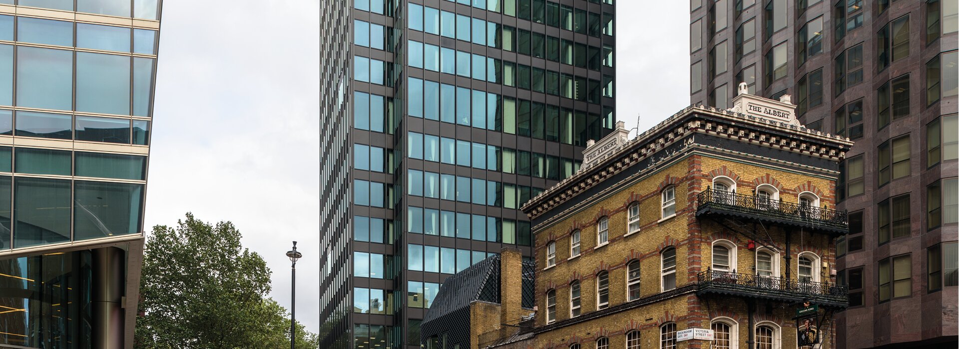 Le bâtiment ancien Albert avec balcons et façades vitrées