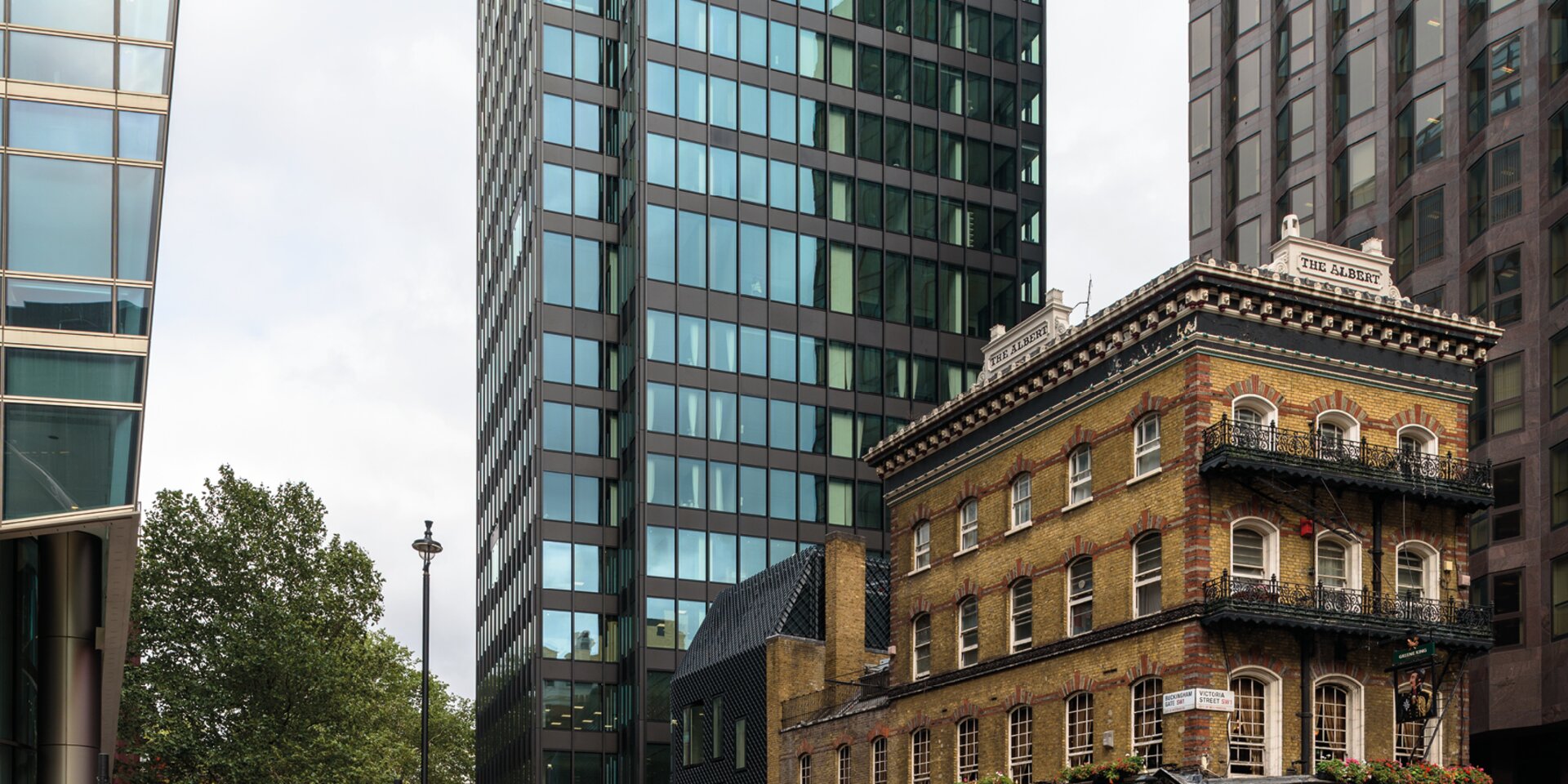 Le bâtiment ancien Albert avec balcons et façades vitrées