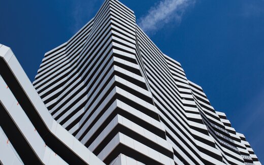 Bâtiment moderne avec façade blanche