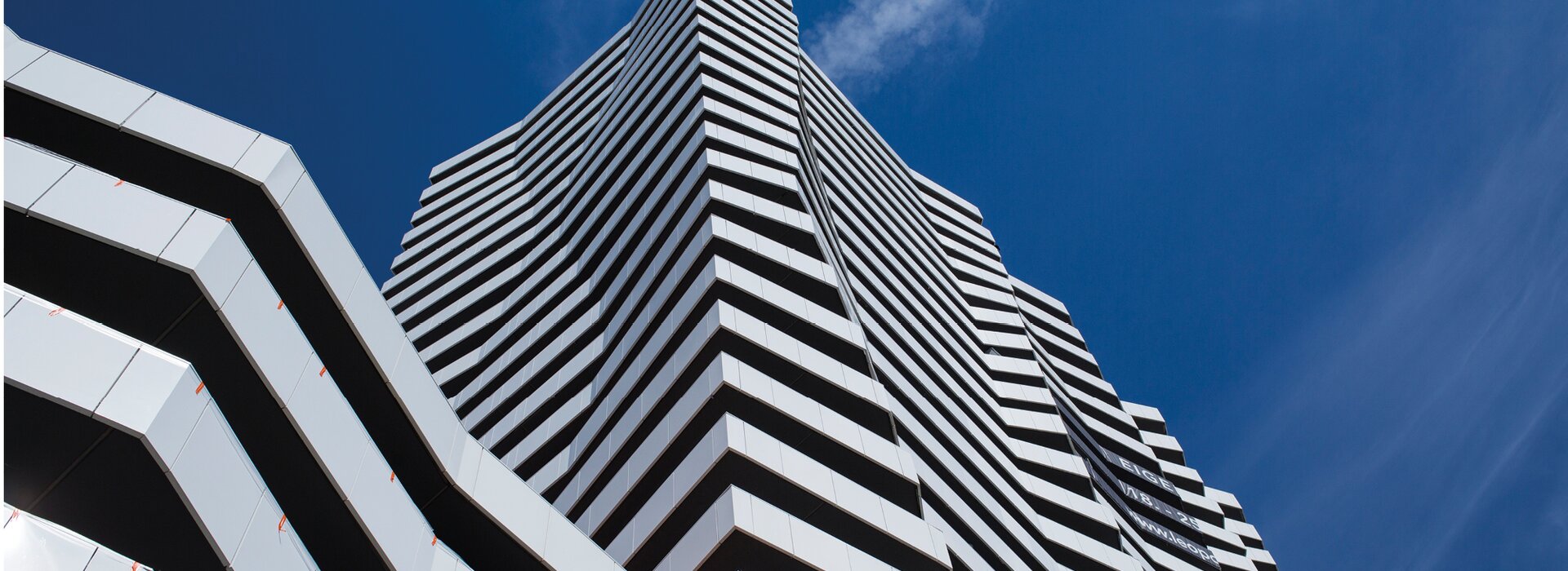 Bâtiment moderne avec façade blanche