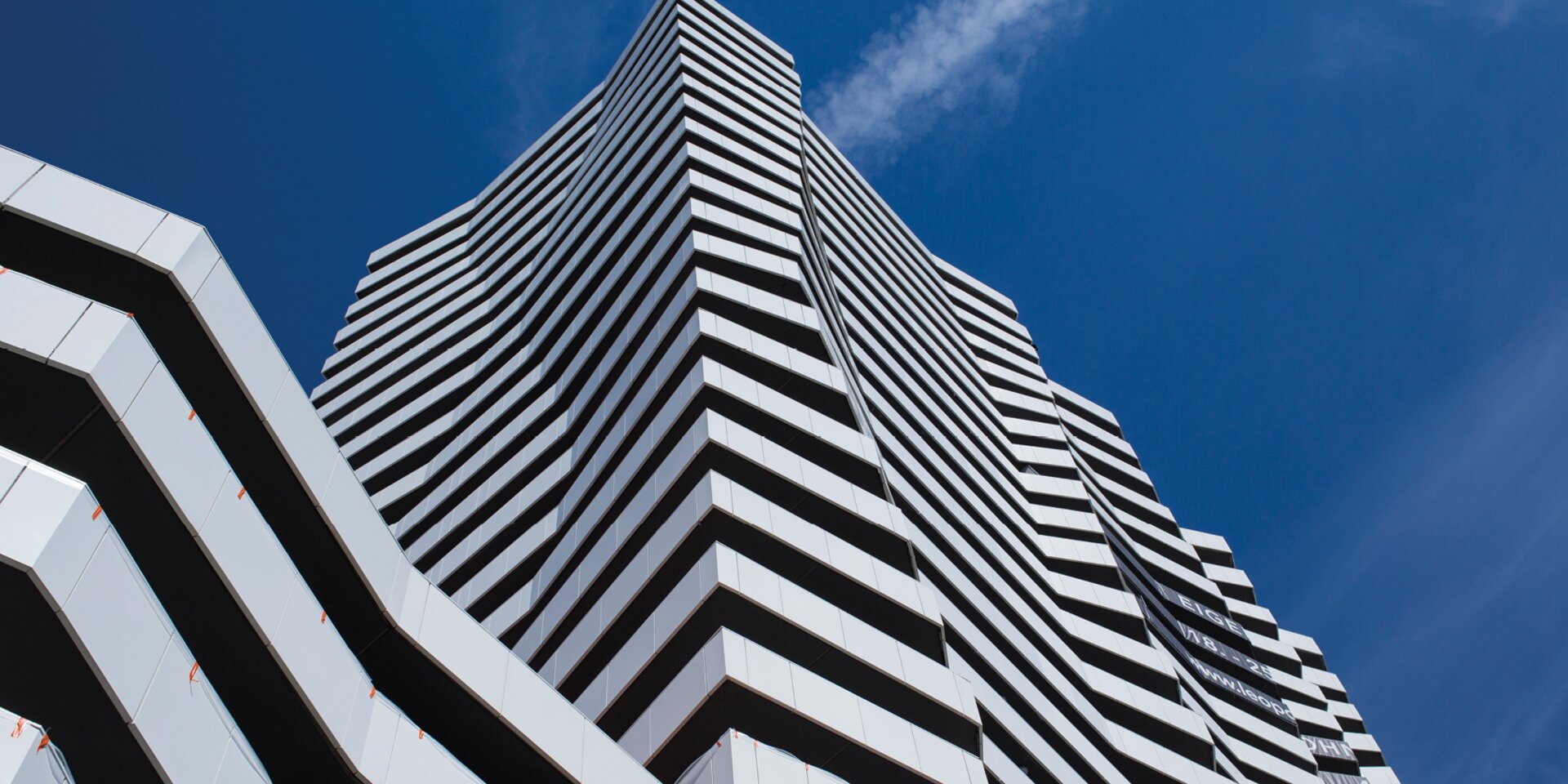 Bâtiment moderne avec façade blanche