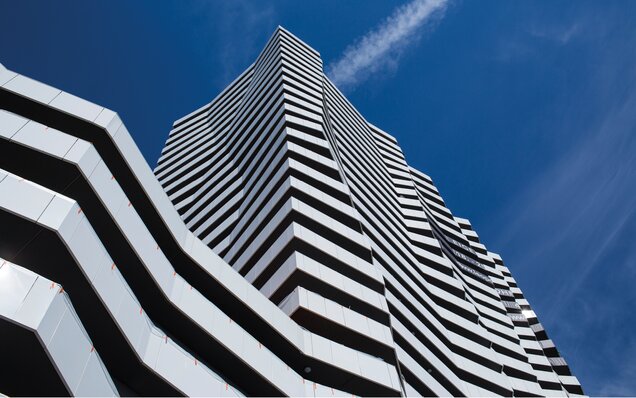 Façade d'un immeuble de grande hauteur moderne avec balcons